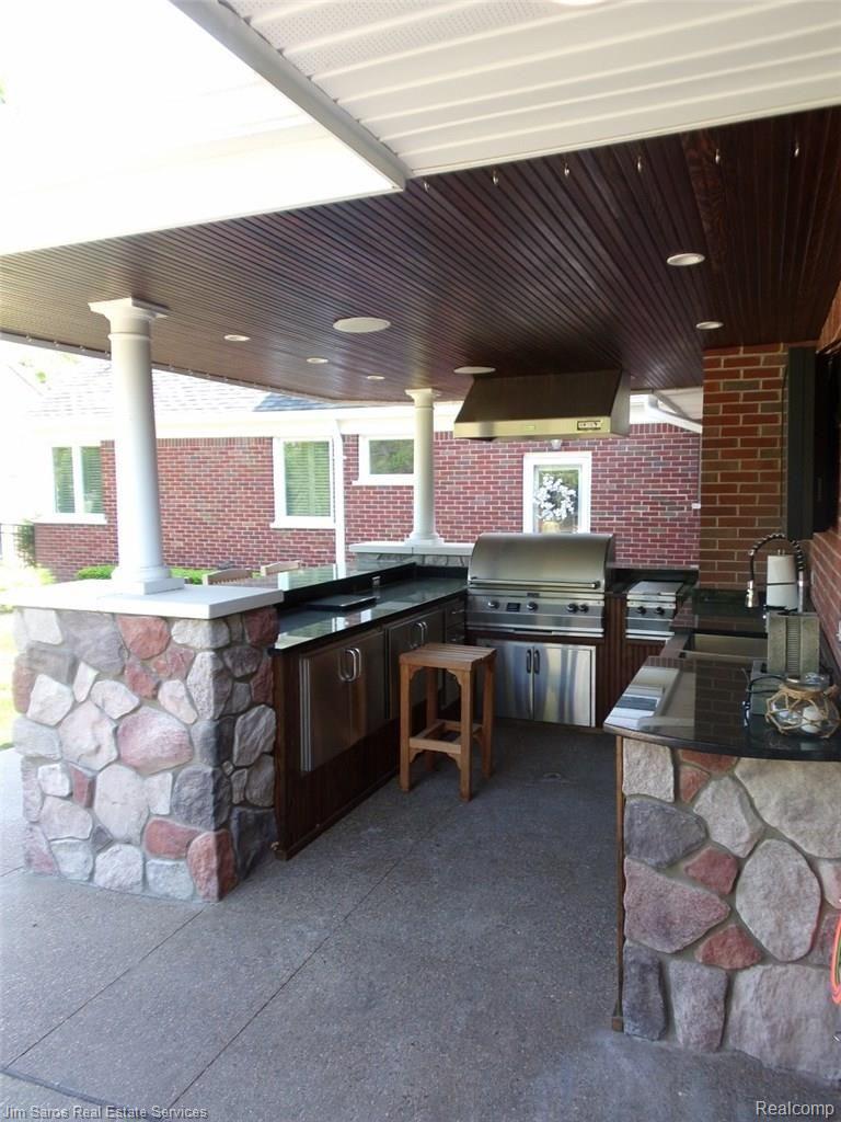 1070 North Renaud Road Grosse Pointe, MI 48236 - Photo 13 of 47 100_0022 (1280x960).jpg