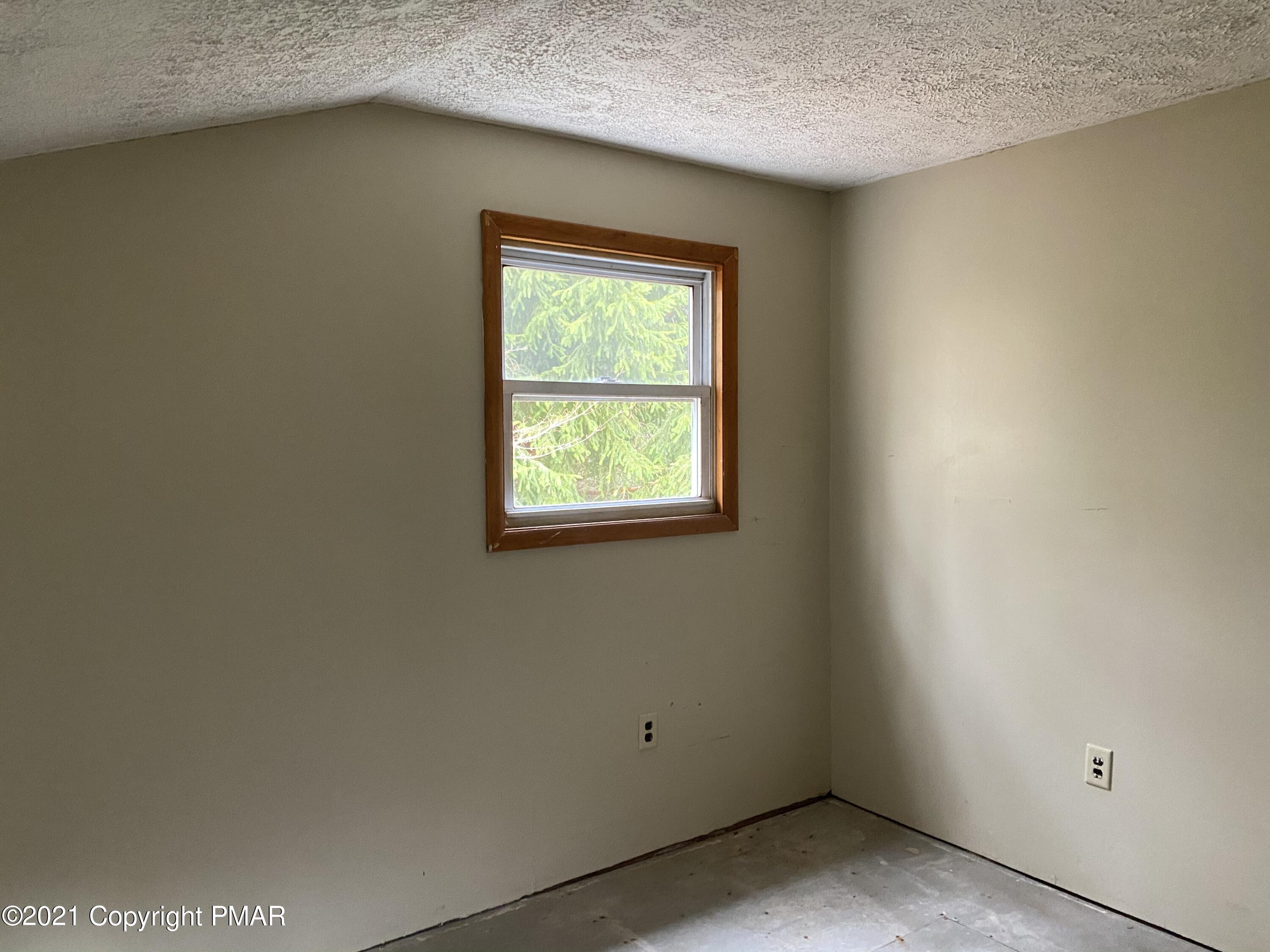 3181 Chip Path Gouldsboro, PA 18424 - Photo 12 of 13 an empty room with a window
