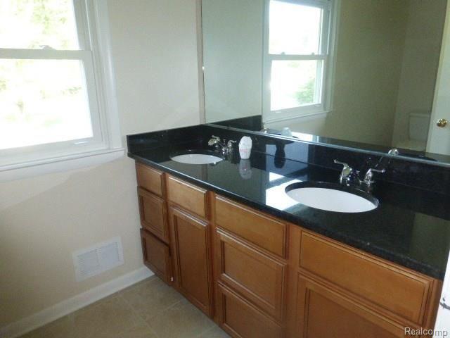 5665 Beechview Drive Rochester, MI 48306 - Photo 16 of 20 2015-08-13 08.59