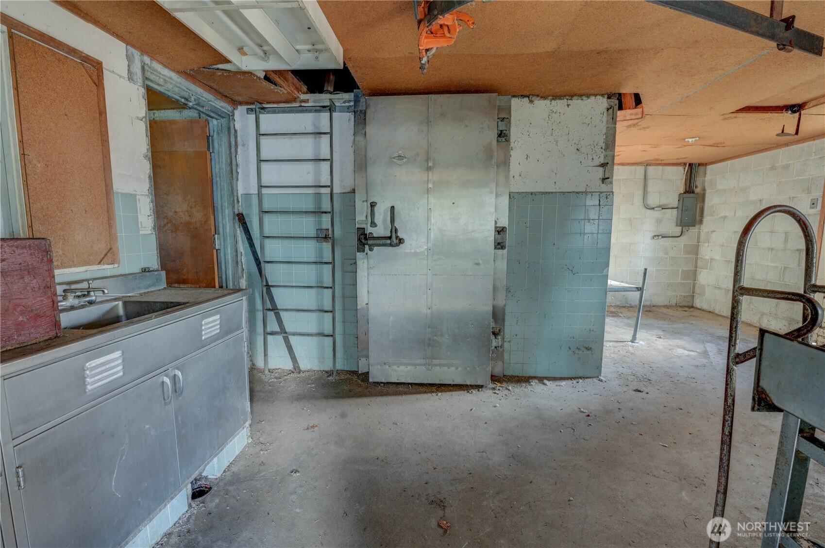 20221 Church Lake Road East Bonney Lake, WA 98391 - Photo 32 of 37 a view of a bathtub in a bathroom