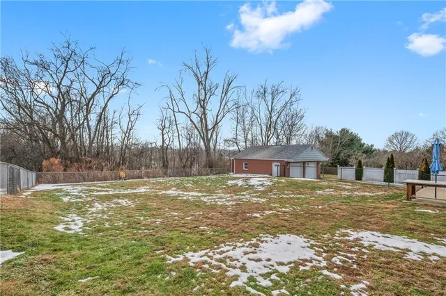 a view of a yard with a house