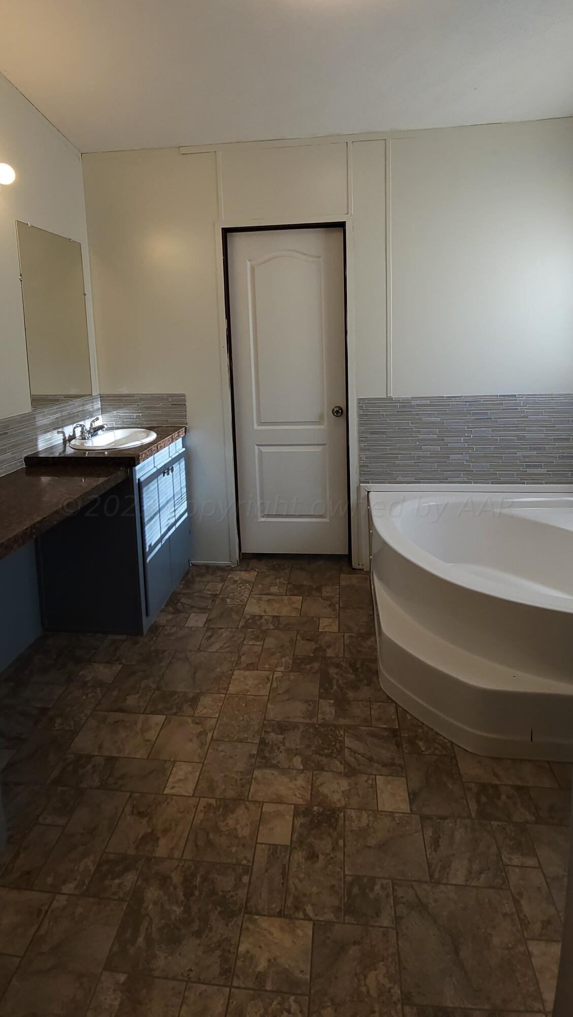 6707 Mark Road Amarillo, TX 79118 - Photo 17 of 28 MasterBathroom (4)
