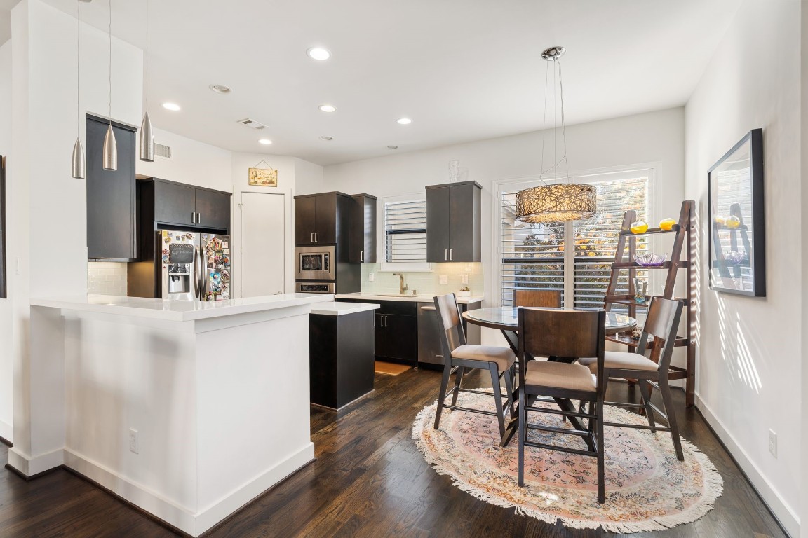 5911 Rose Street Houston, TX 77007 - Photo 12 of 40 The breakfast area seamlessly connects to the kitchen, creating an inviting space that’s perfect for entertaining guests.