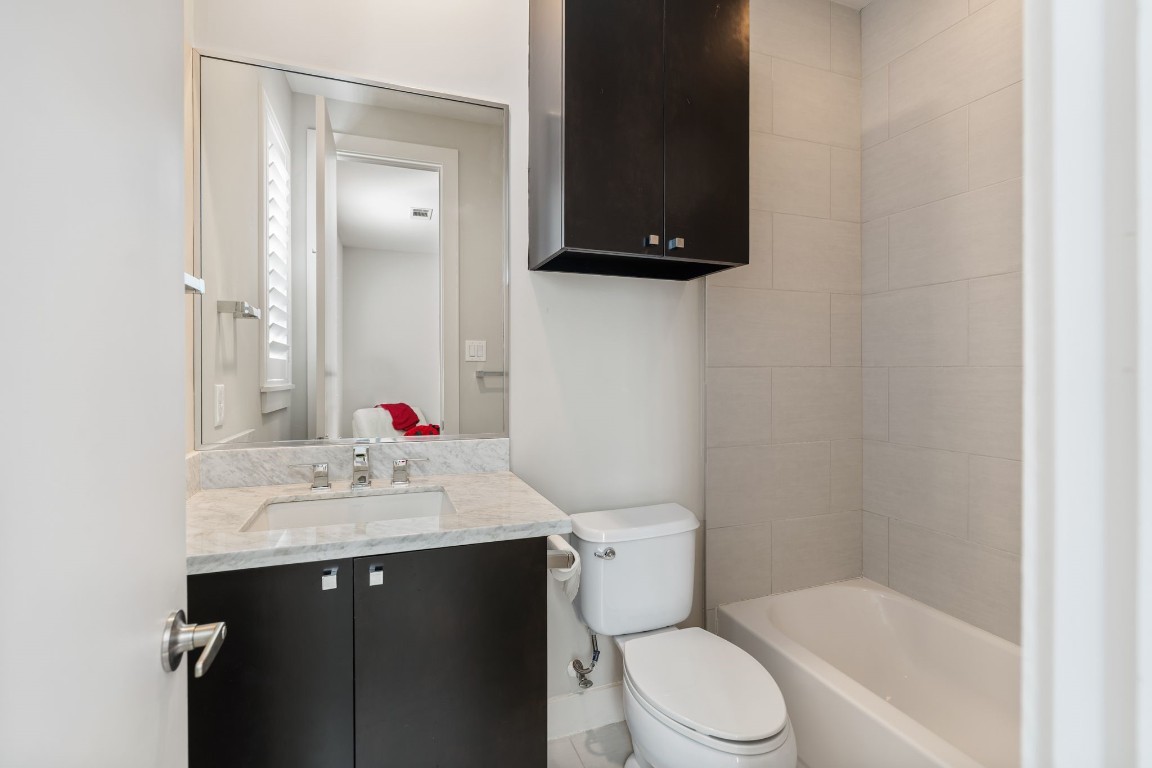 5911 Rose Street Houston, TX 77007 - Photo 20 of 40 Light-filled secondary bedrooms with ample closet space and versatile layouts.