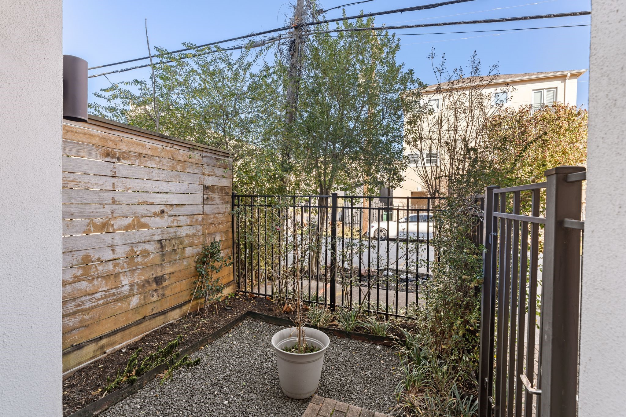 5911 Rose Street Houston, TX 77007 - Photo 26 of 35 Low-maintenance outdoor space with room for pets or a small garden.