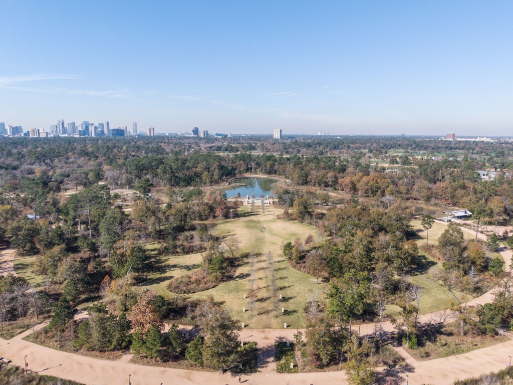 5911 Rose Street Houston, TX 77007 - Photo 31 of 40 Enjoy close proximity to the beautifully renovated Memorial Park, spanning 1,500 acres and home to the prestigious Memorial Park Golf Course, tranquil Hines Lake, and the Clay Family Eastern Glades, with breathtaking views of Downtown Houston.