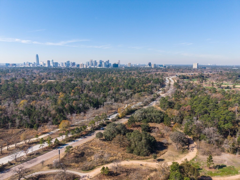 5911 Rose Street Houston, TX 77007 - Photo 32 of 40 The Hines Lake Bridge provides seamless access to miles of scenic bike and walking trails—an ideal setting to enjoy the outdoors.