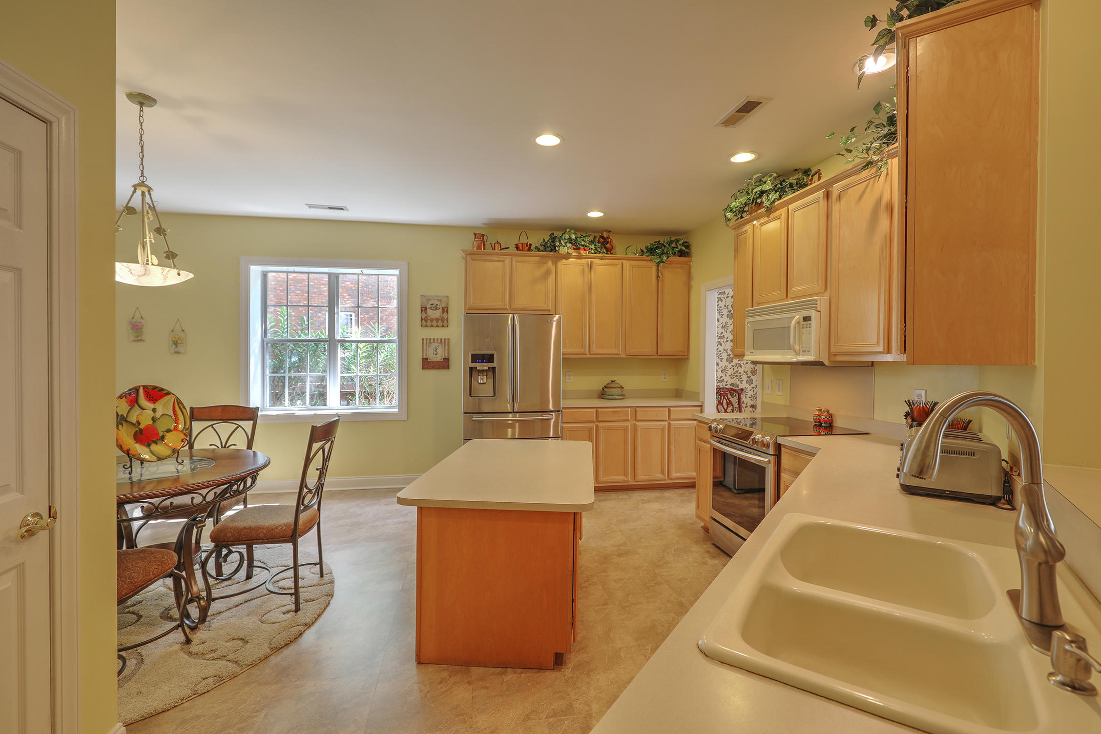 238 Scalybark Road Summerville, SC 29485 - Photo 20 of 36 238 scalybark kitchn5