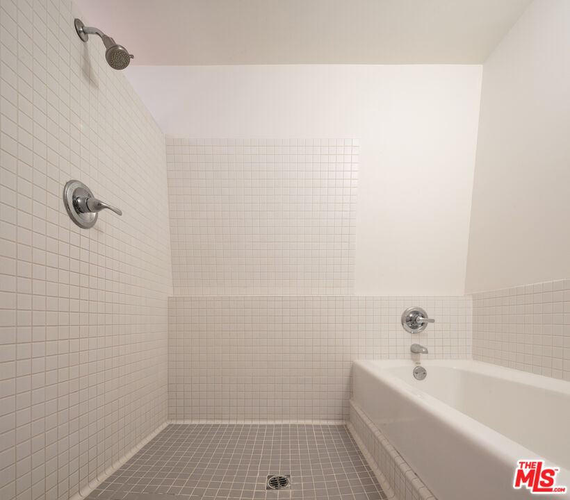 615 Hampton Drive, Unit A109 Venice, CA 90291 - Photo 11 of 12 a bathroom with a bathtub