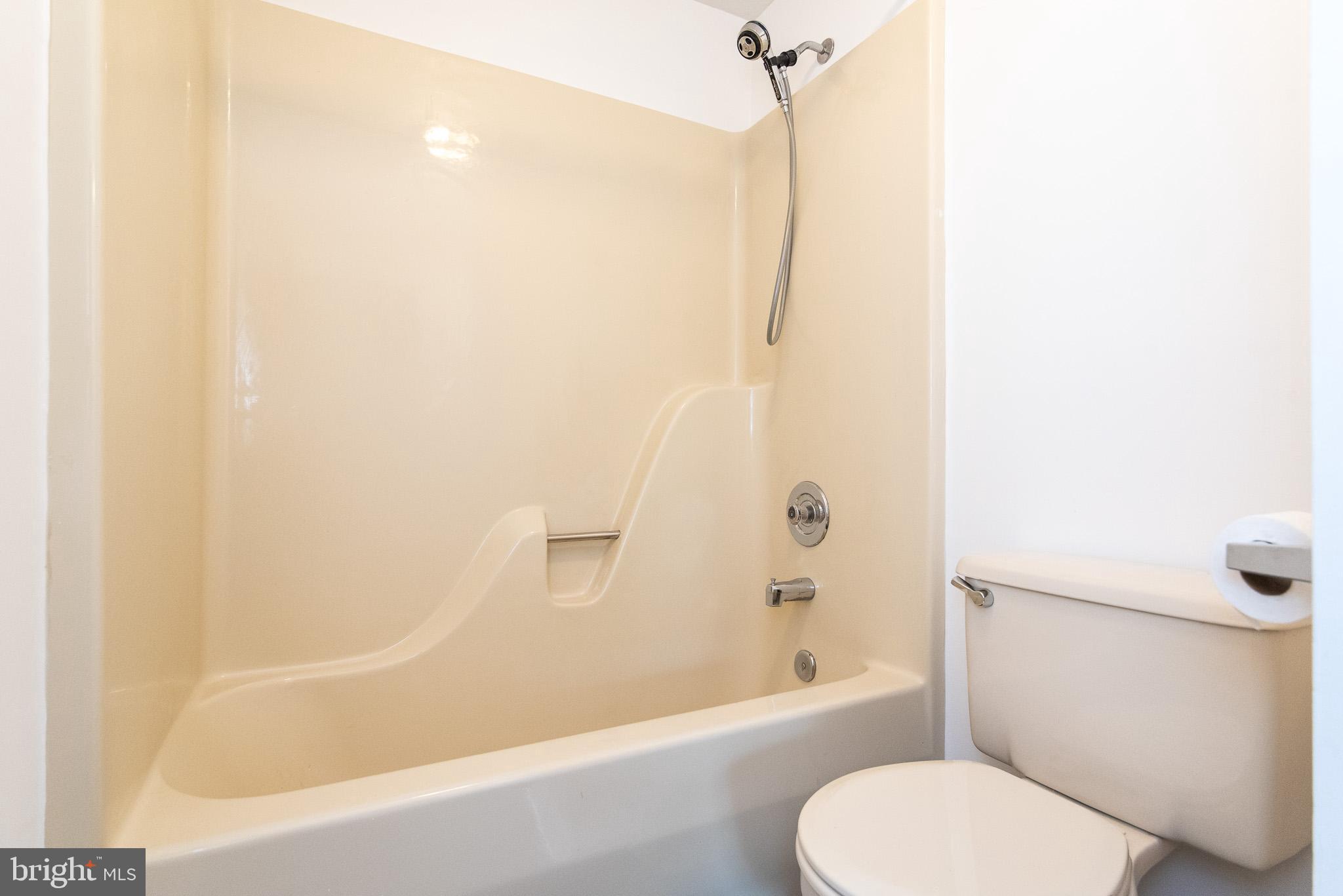 247 Sandhill Road Baltimore, MD 21221 - Photo 16 of 41 Main level full bath