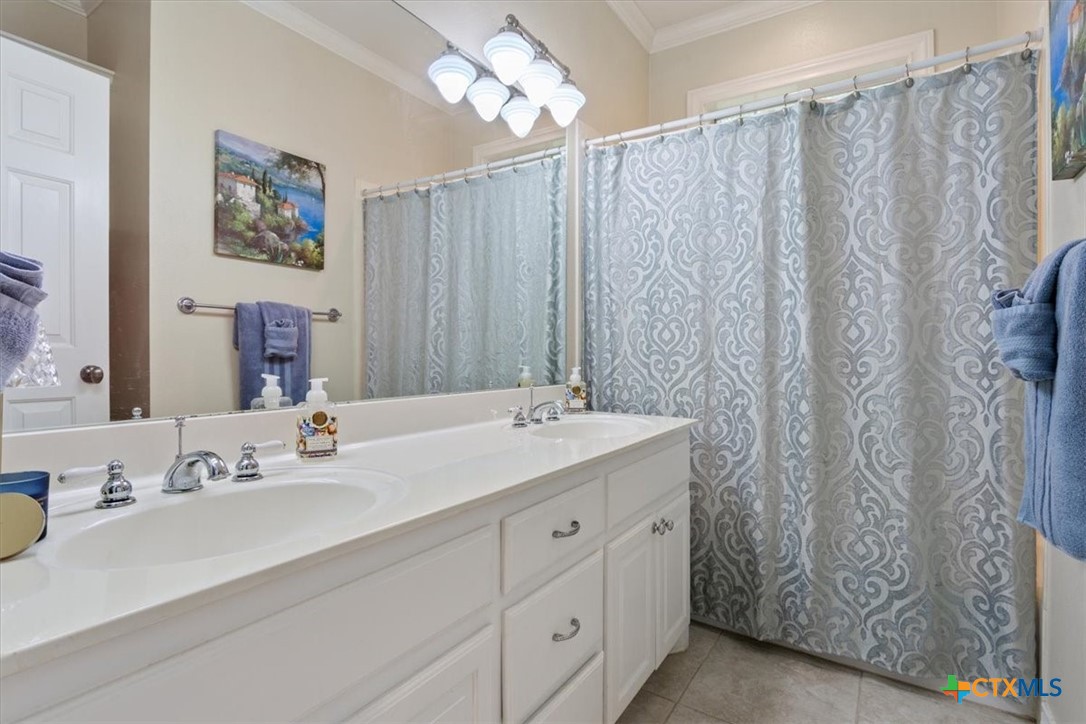 200 Carriage House Road Salado, TX 76571 - Photo 29 of 43 Full bath for secondary bedrooms