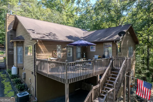 a couple of benches sitting next to a road