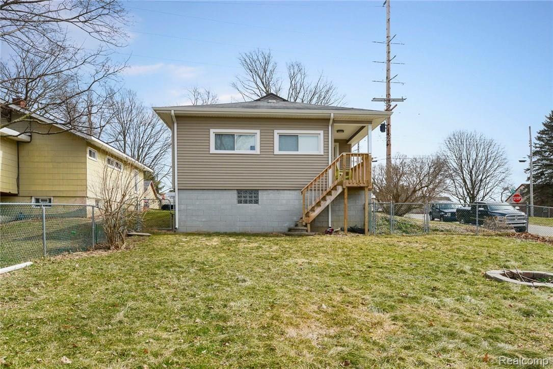 201 Center Street Fenton, MI 48430 - Photo 18 of 19 CNG_1905.jpg