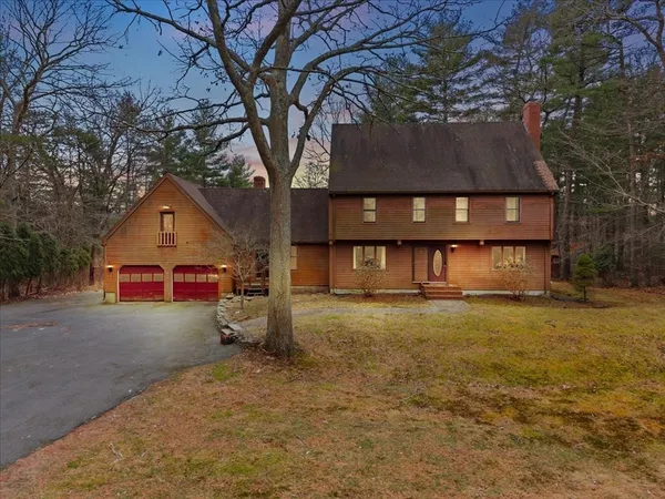 a view of back yard of the house