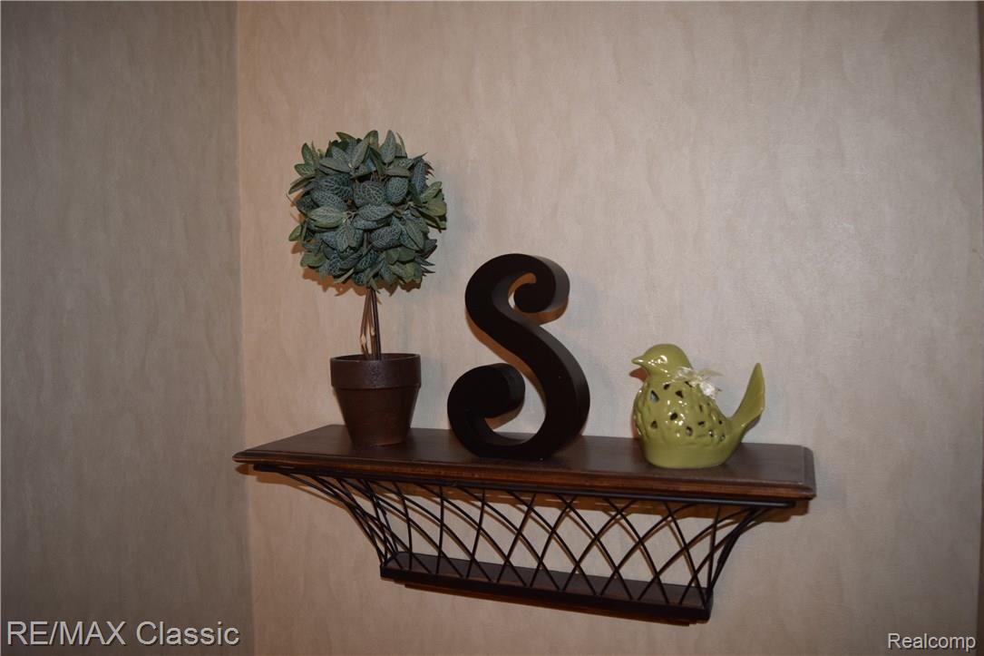 9495 Quail Ridge Run Brighton, MI 48114 - Photo 35 of 85 Special Sellers with Special Touches Makes for a Good Feeling when You Enter!