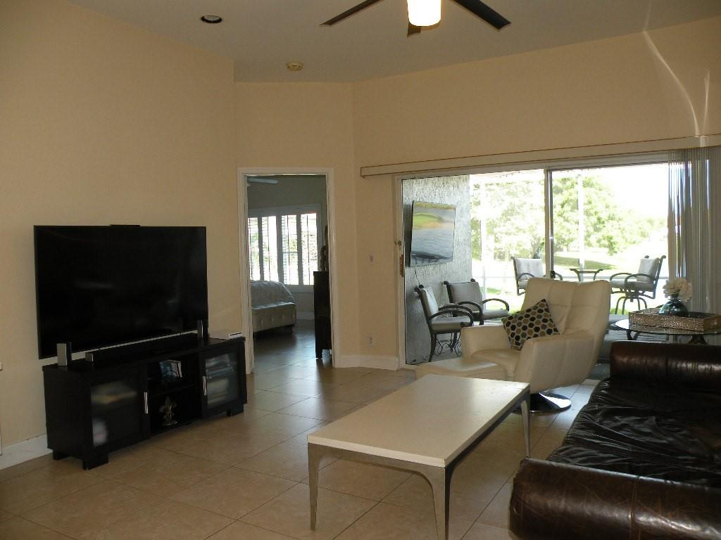 21116 Vía Solano Boca Raton, FL 33433 - Photo 13 of 39 LIVING ROOM
