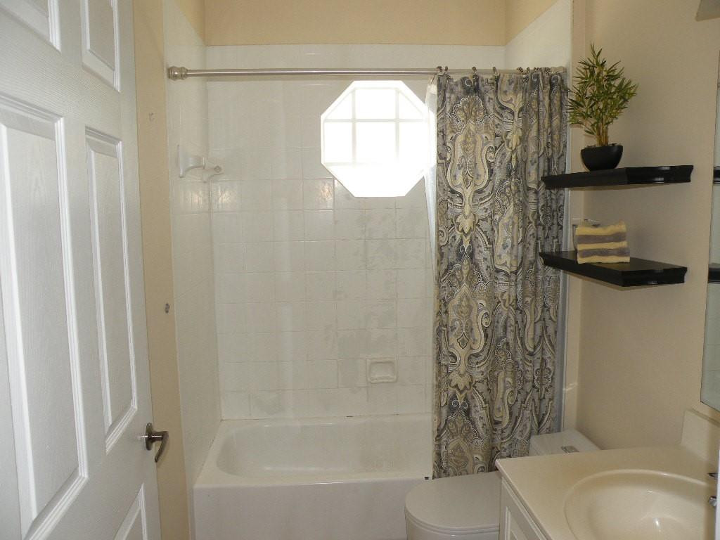 21116 Vía Solano Boca Raton, FL 33433 - Photo 25 of 39 BATHROOM 2