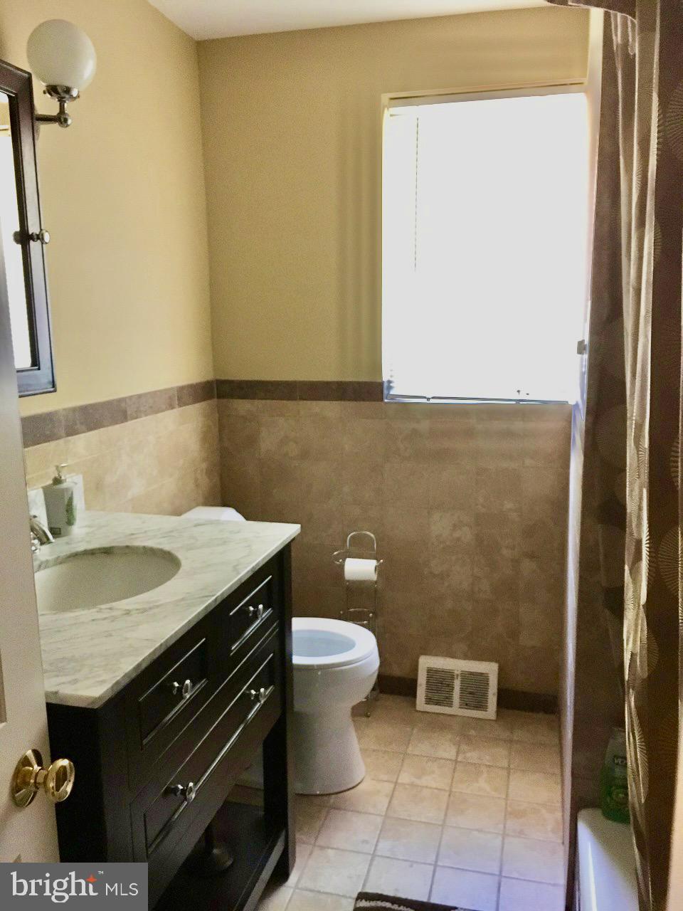137 Poplar Avenue Wayne, PA 19087 - Photo 11 of 13 Full Hallway Bathroom