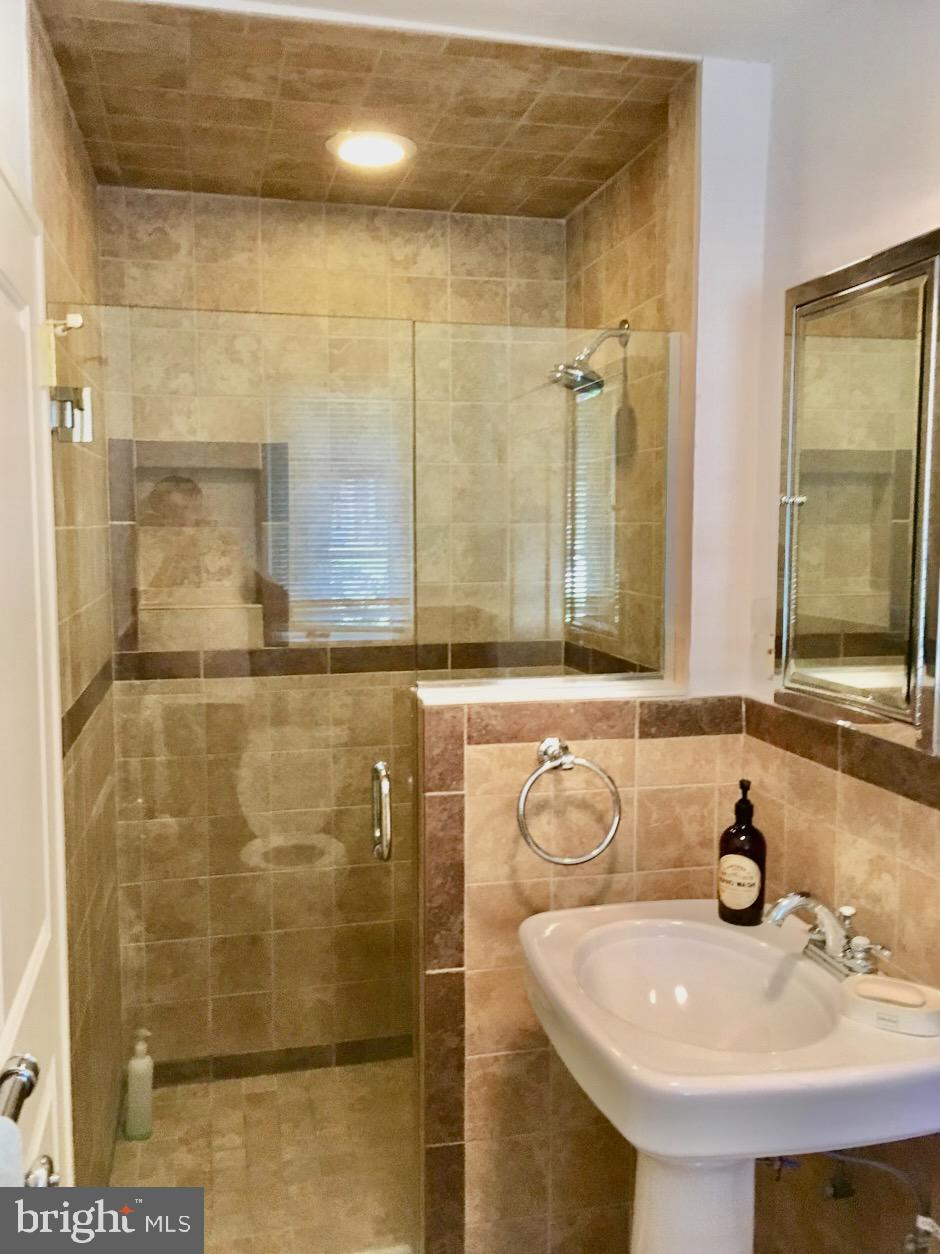 137 Poplar Avenue Wayne, PA 19087 - Photo 8 of 13 En Suite Bathroom