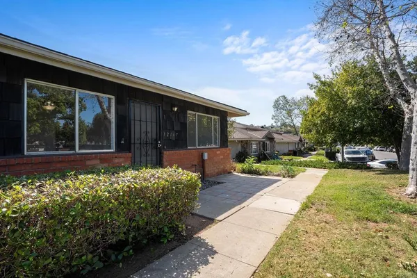 a view of a house with backyard and porch