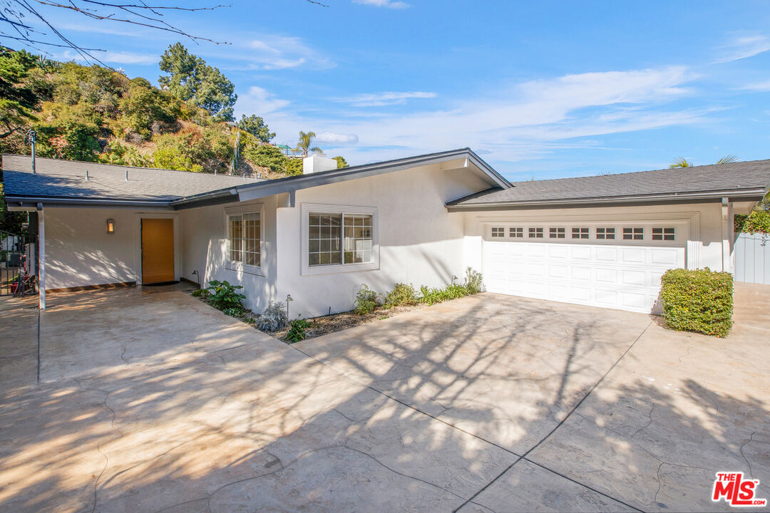 16636 Calneva Drive Encino, CA 91436 - Photo 3 of 18 a view of a backyard of the house