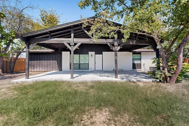 a view of a backyard with tree
