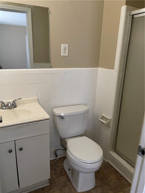 3692 Larkspur Terrace Decatur, GA 30032 - Photo 17 of 20 a bathroom with a sink a toilet and a mirror