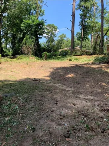 a view of a yard with a house