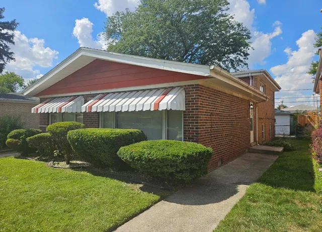 a view of a house with a backyard