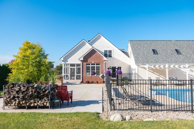 $1,050,000 | N42W33349 Glen View Court, Nashotah, WI 53058