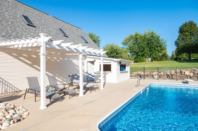 $1,050,000 | N42W33349 Glen View Court, Nashotah, WI 53058