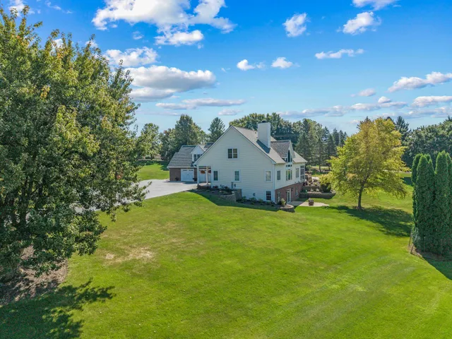$1,050,000 | N42W33349 Glen View Court, Nashotah, WI 53058