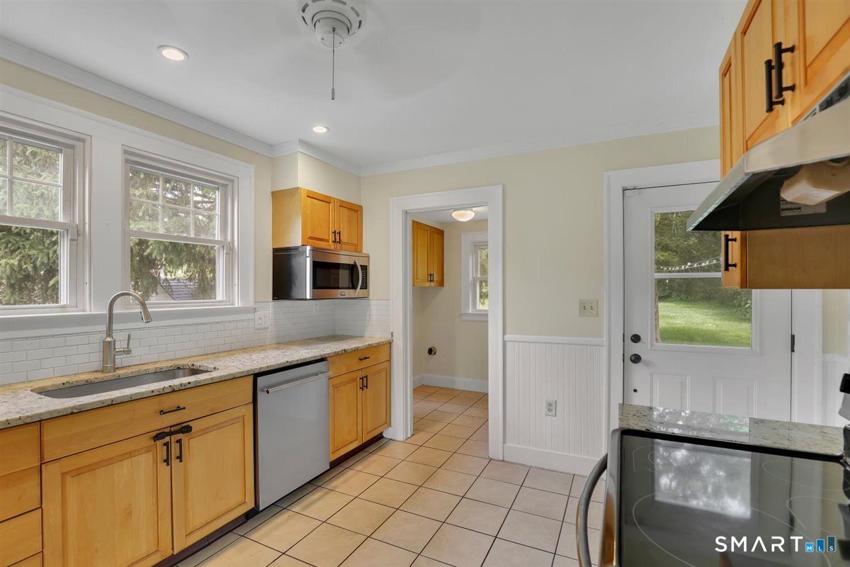 32 Maple Street Middlefield, CT 06481 - Photo 5 of 21