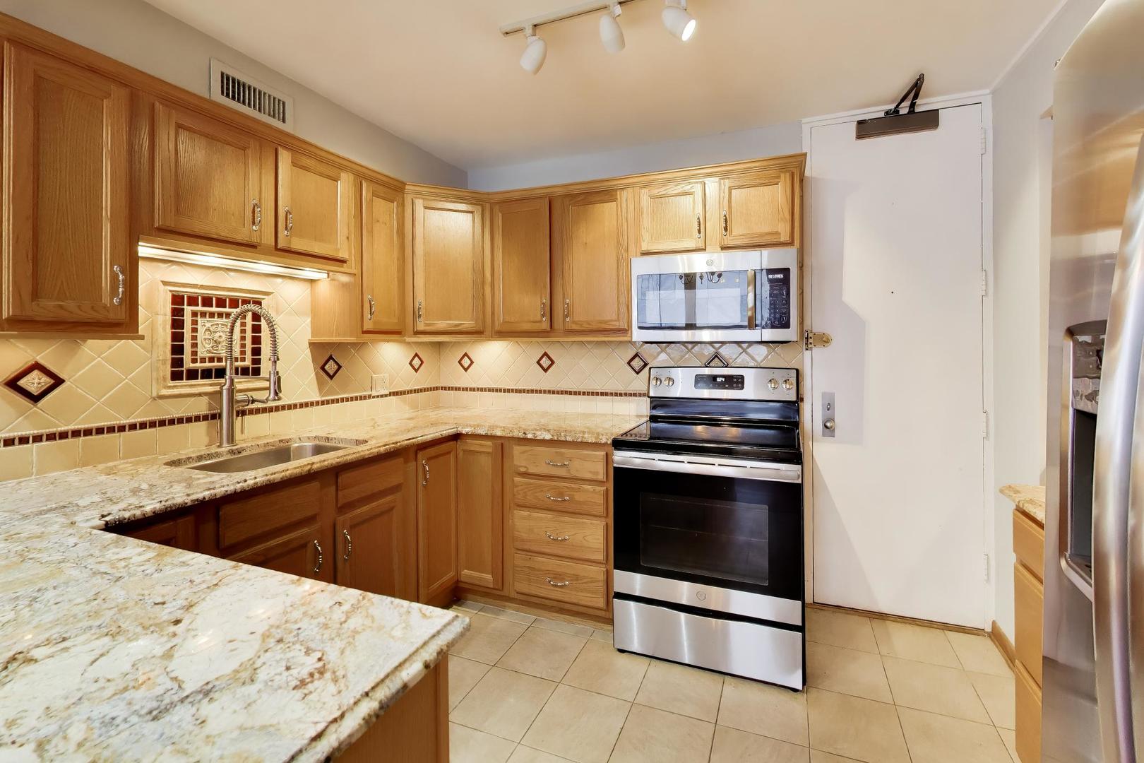 201 East Chestnut Street, Unit 14A Chicago, IL 60611 - Photo 8 of 29