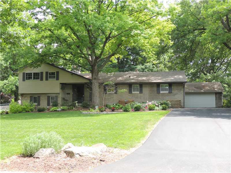 451 Burbank Road Indianapolis, IN 46219 - Photo 2 of 22 Gallery Image 2