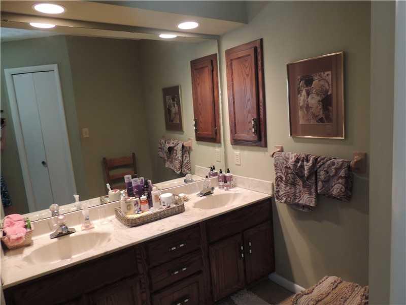 451 Burbank Road Indianapolis, IN 46219 - Photo 9 of 22 Gallery Image 9