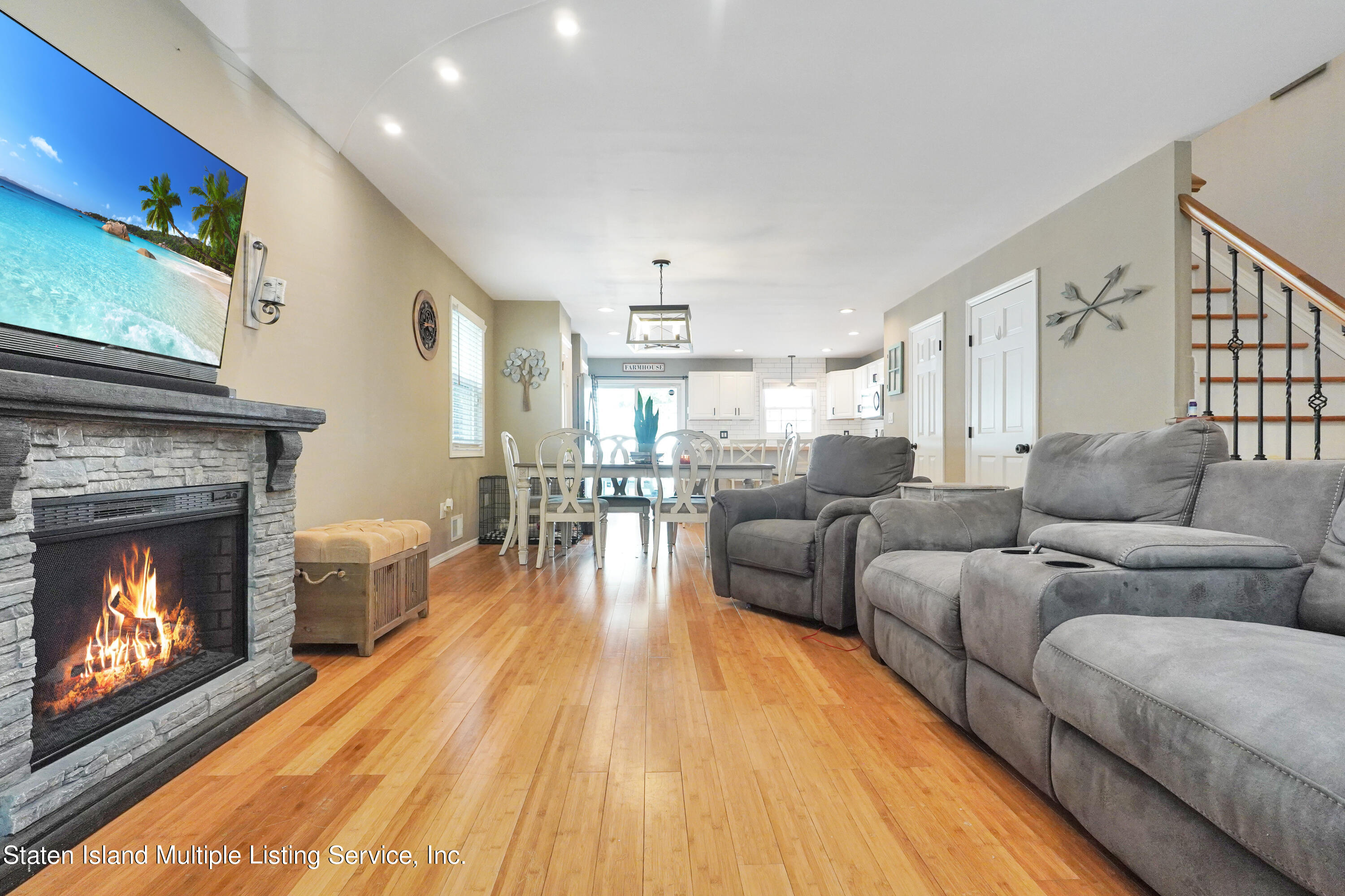 234 Woodrow Road Staten Island, NY 10312 - Photo 3 of 28 (3) LIVING ROOM