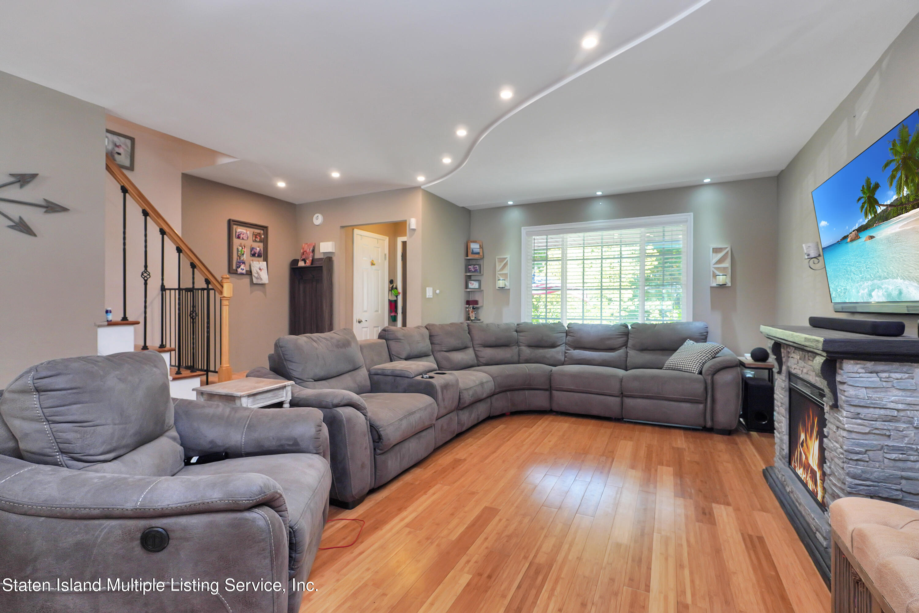 234 Woodrow Road Staten Island, NY 10312 - Photo 4 of 28 (4) LIVING ROOM