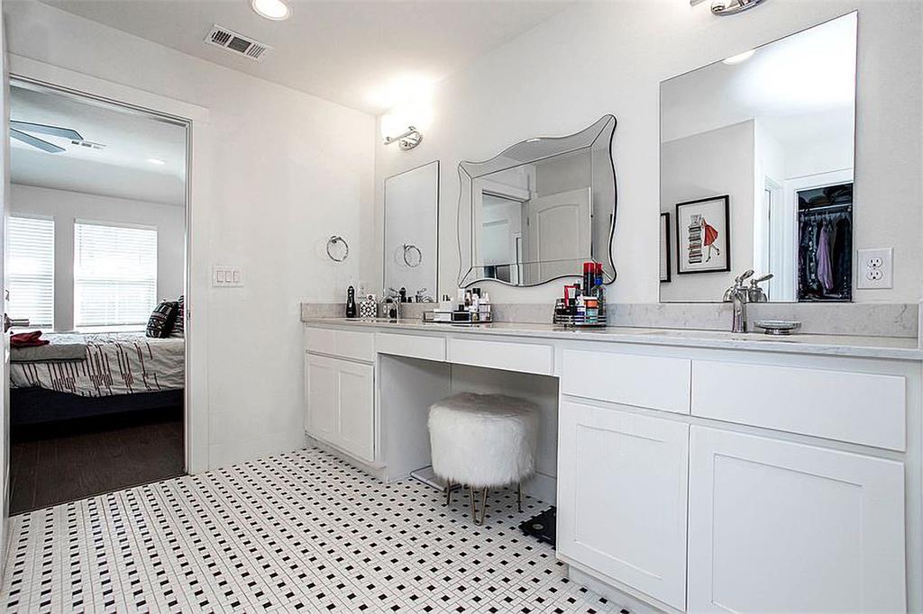 1311 Fort Branch Boulevard Austin, TX 78721 - Photo 19 of 27 Ensuite bathroom featuring double vanity, visible vents, and connected bathroom