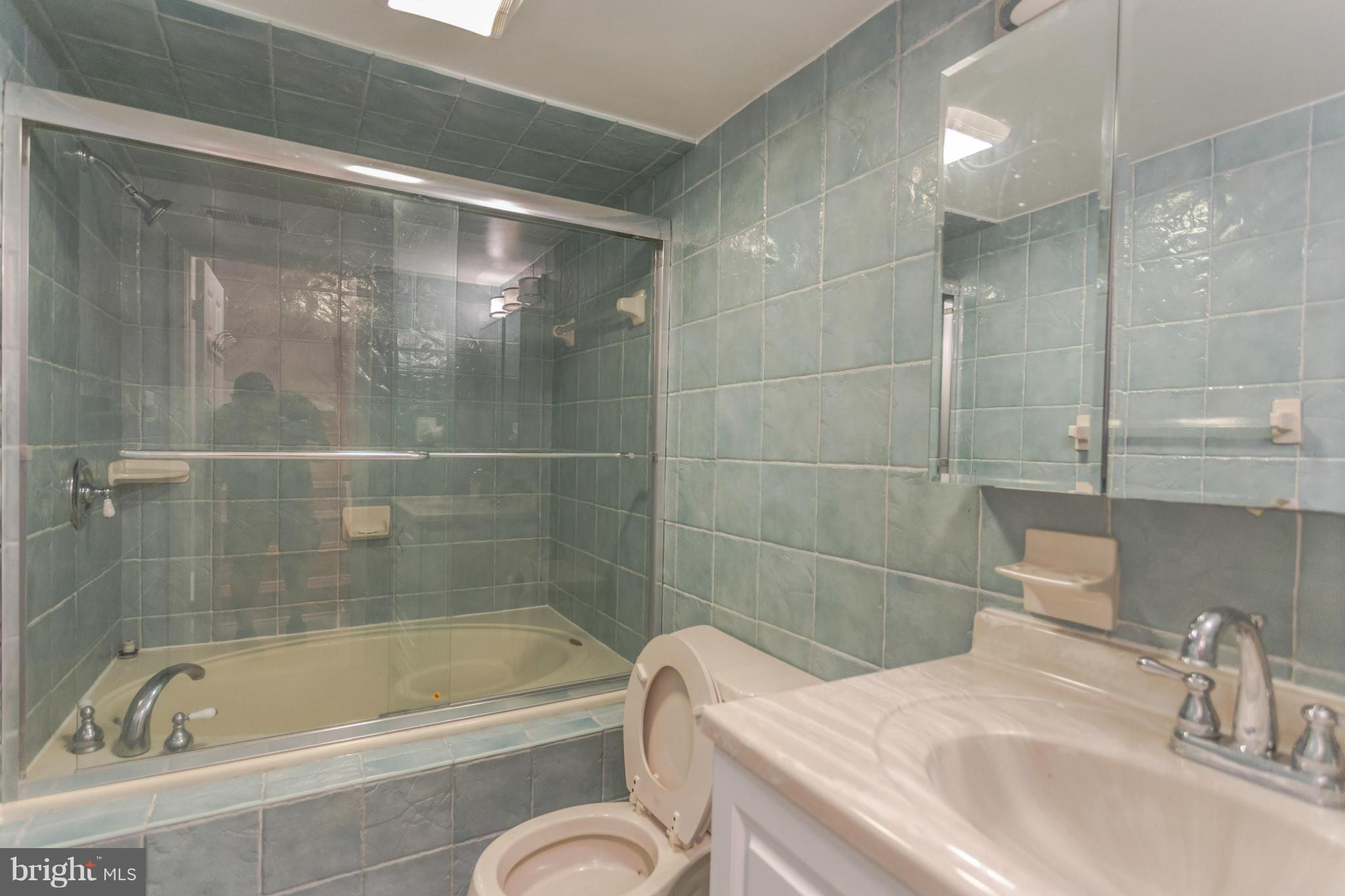 3835 Inverness Road Fairfax, VA 22033 - Photo 22 of 26 Bath