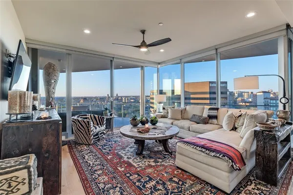 $1,375,000 | 3130 North Harwood Street, Unit 1604, Dallas, TX 75201
