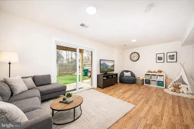 $2,700 | 63 Timber Rock Road, Gaithersburg, MD 20878