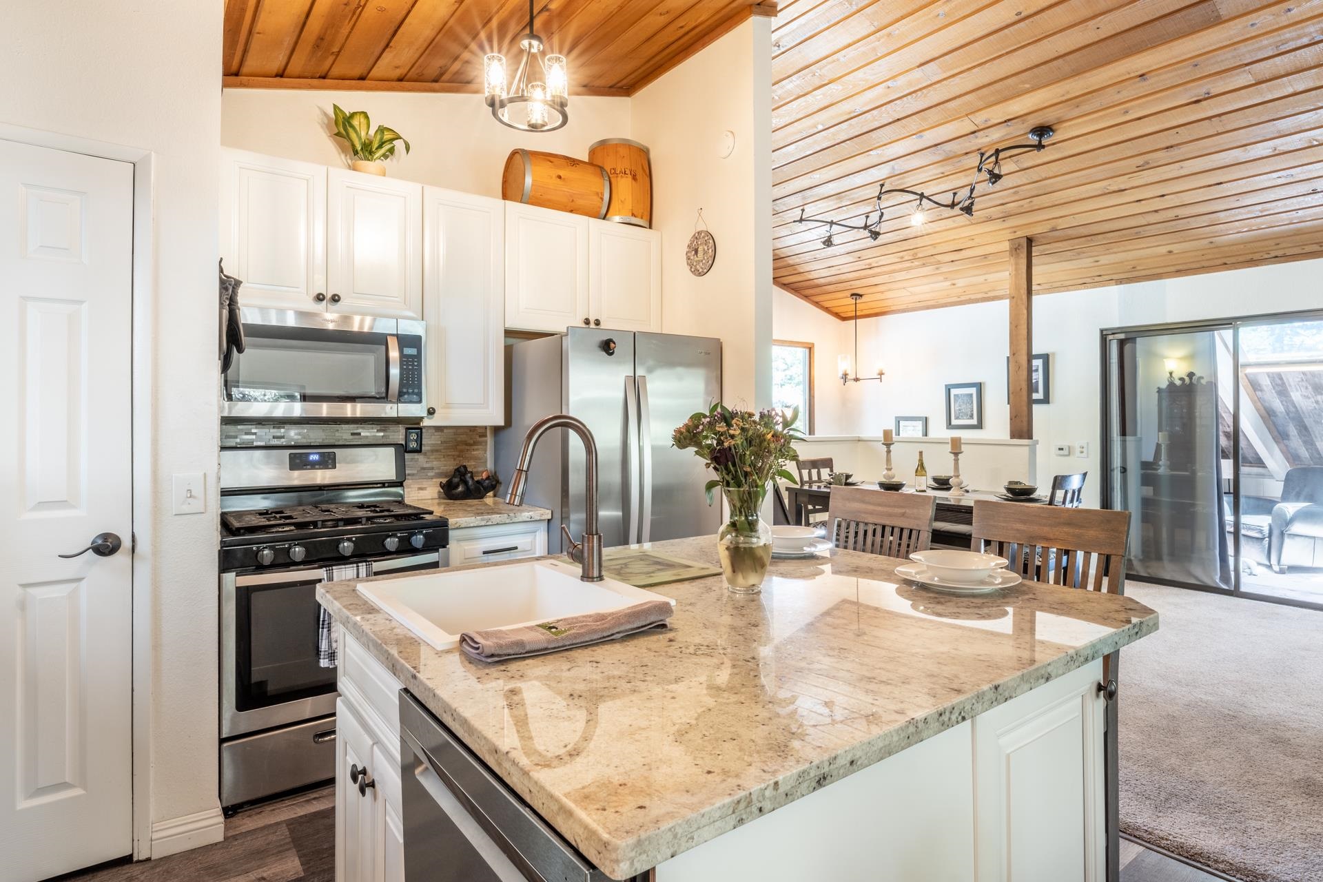 64 Pinehurst Drive Mammoth Lakes, CA 93546 - Photo 11 of 46