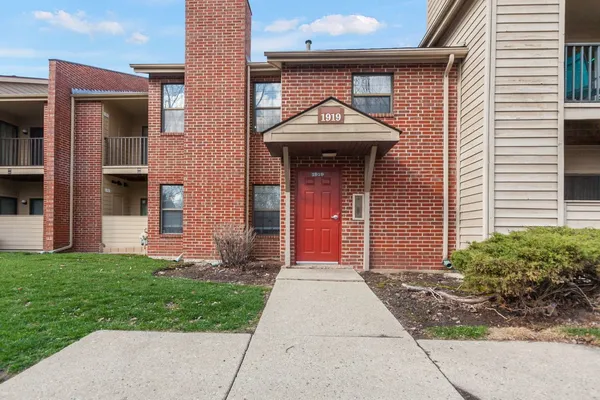 $179,000 | 1919 North Hicks Road, Unit 209, Palatine, IL 60074