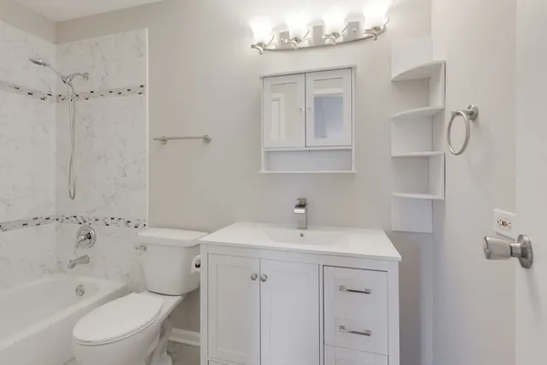 $179,000 | 1919 North Hicks Road, Unit 209, Palatine, IL 60074