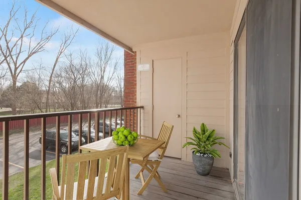$179,000 | 1919 North Hicks Road, Unit 209, Palatine, IL 60074