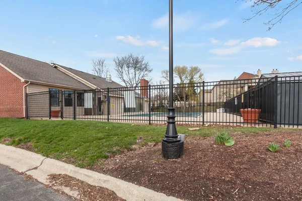 $179,000 | 1919 North Hicks Road, Unit 209, Palatine, IL 60074