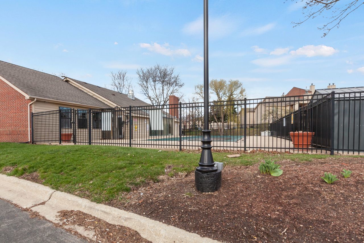 1919 North Hicks Road, Unit 209 Palatine, IL 60074 - Photo 18 of 20