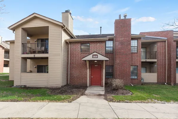 $179,000 | 1919 North Hicks Road, Unit 209, Palatine, IL 60074