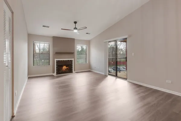 $179,000 | 1919 North Hicks Road, Unit 209, Palatine, IL 60074